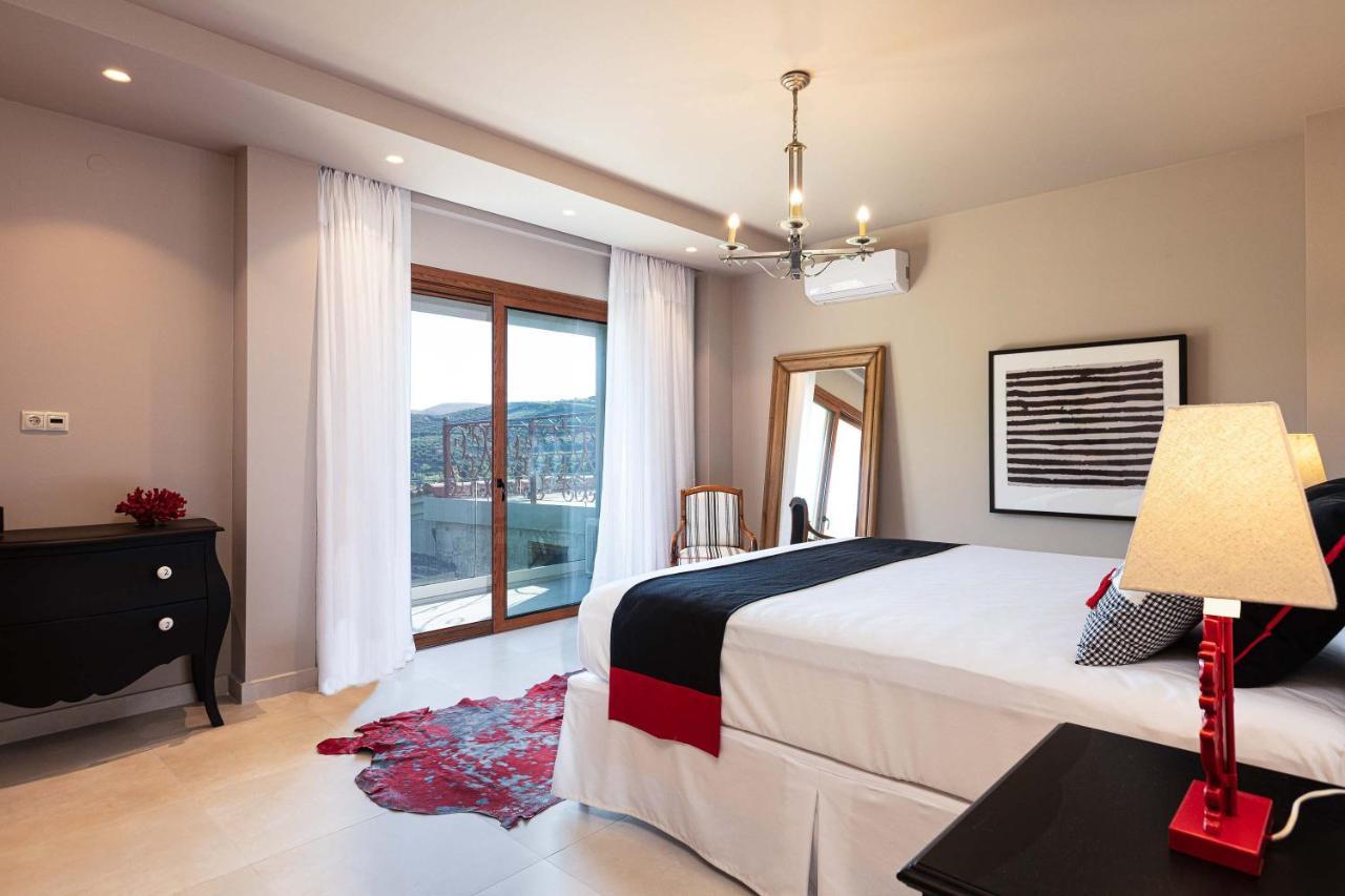 Villa Mantilari Wine Estate 7 Apartments 2 Private Pools 1 Heated Tennis Court Fitness Center Archanes Eksteriør billede